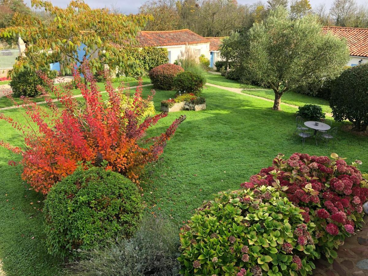 L'Enclos Bleu, Gite - Marais Poitevin Avec Piscine Chauffee Chaille-Les-Marais Exterior foto