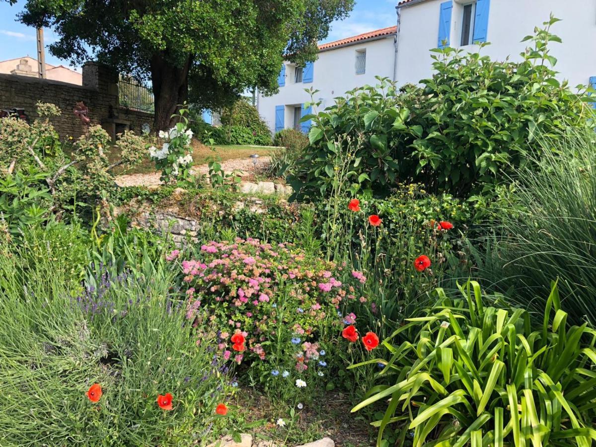 L'Enclos Bleu, Gite - Marais Poitevin Avec Piscine Chauffee Chaille-Les-Marais Exterior foto