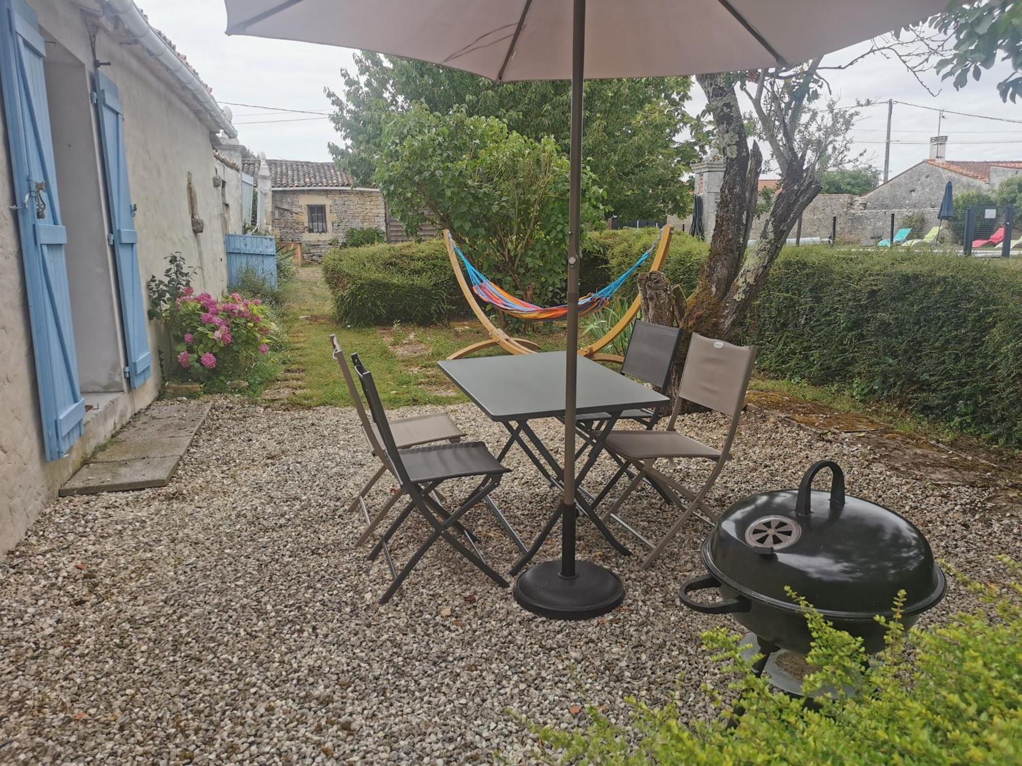 L'Enclos Bleu, Gite - Marais Poitevin Avec Piscine Chauffee Chaille-Les-Marais Exterior foto