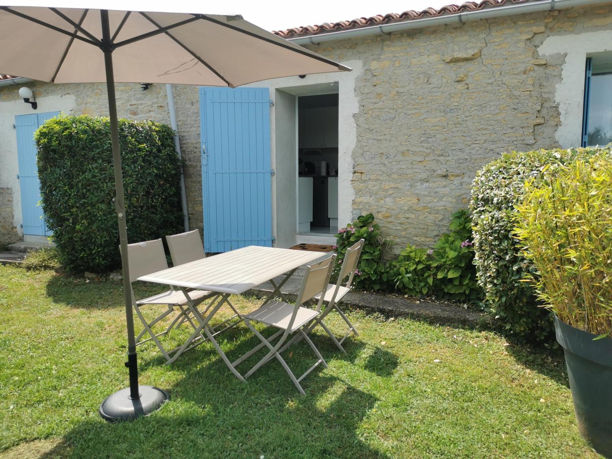 L'Enclos Bleu, Gite - Marais Poitevin Avec Piscine Chauffee Chaille-Les-Marais Exterior foto