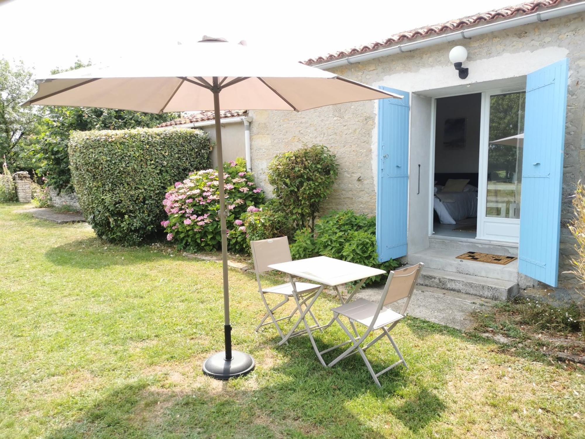 L'Enclos Bleu, Gite - Marais Poitevin Avec Piscine Chauffee Chaille-Les-Marais Exterior foto