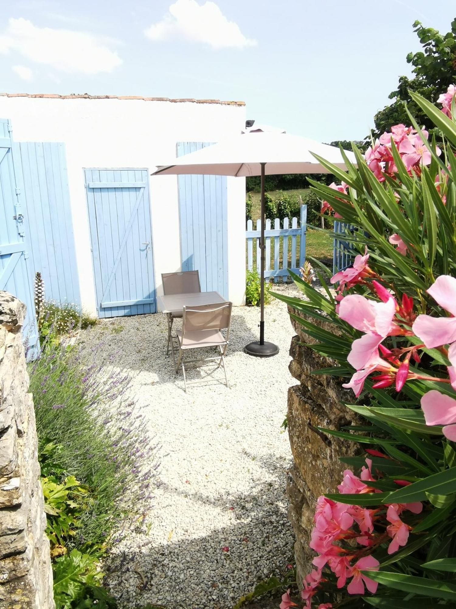 L'Enclos Bleu, Gite - Marais Poitevin Avec Piscine Chauffee Chaille-Les-Marais Exterior foto